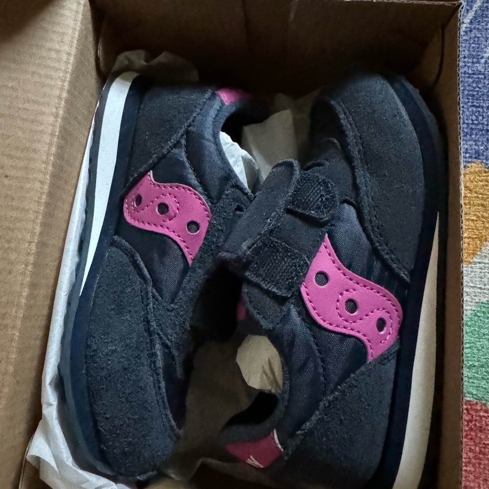 Girls saucony sneakers
